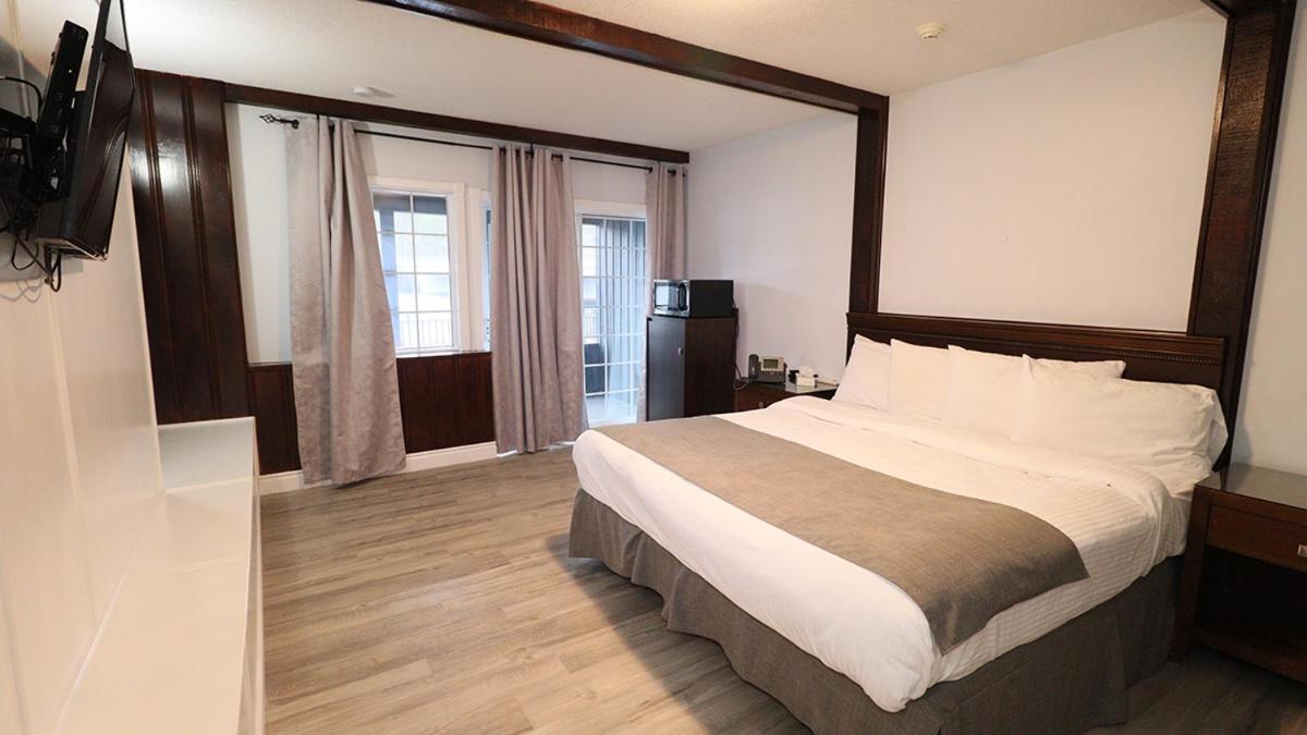 Algonquin Lakeside Inn