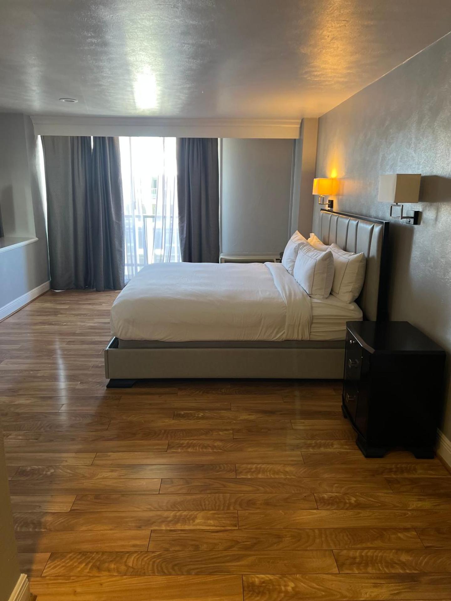 Junior King Suite - Non-Smoking