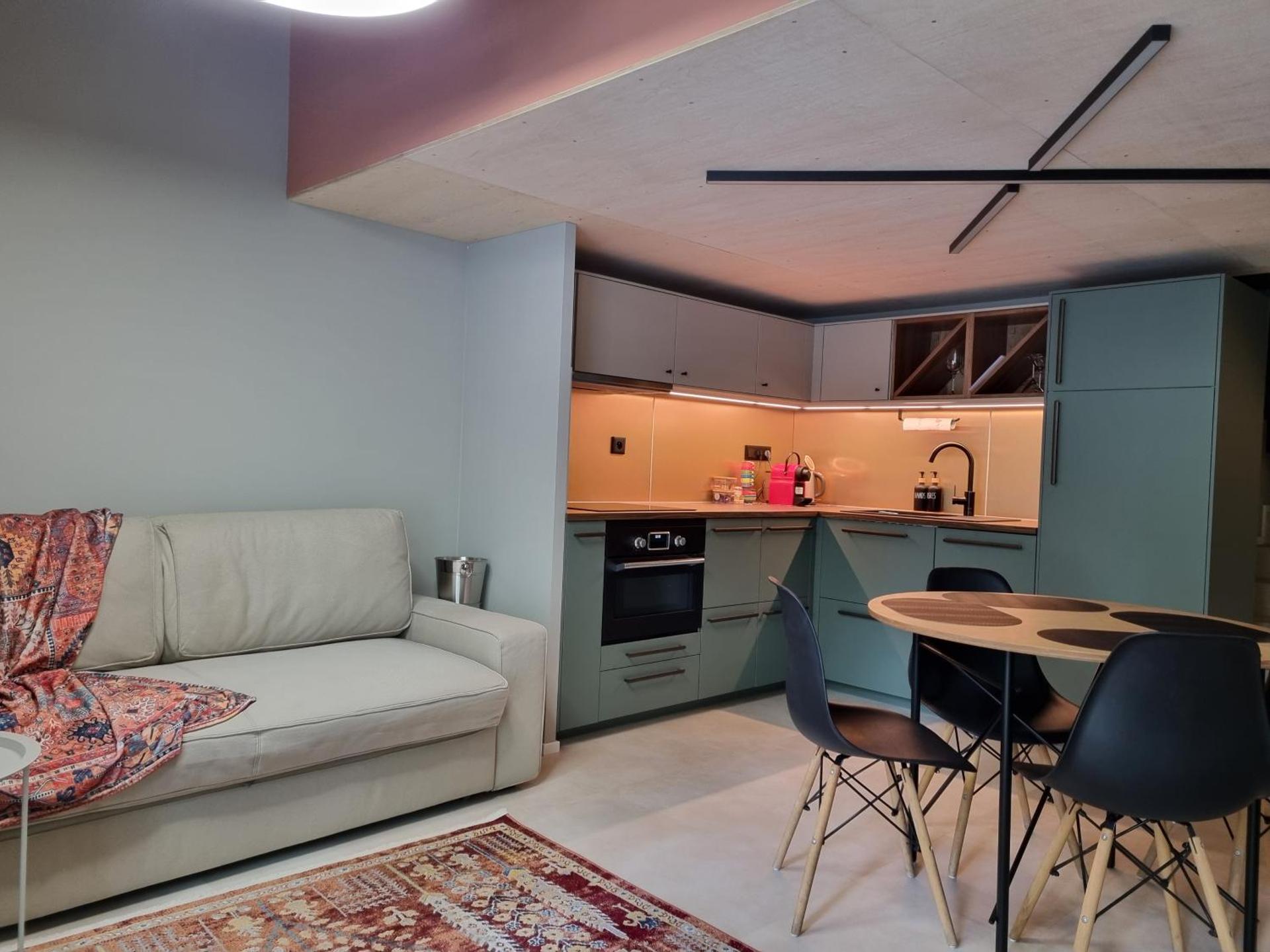 Beautiful Duplex 20 min from center