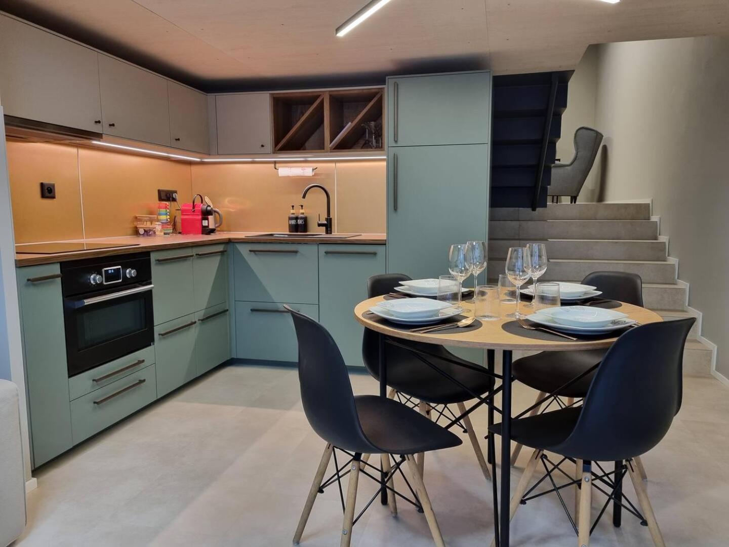 Beautiful Duplex 20 min from center