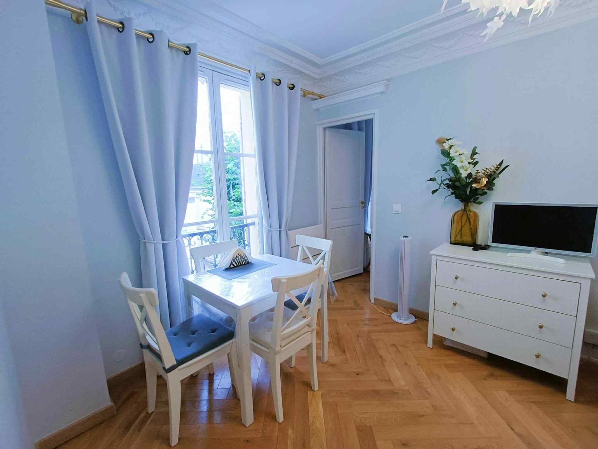 Au Petit Trianon Bleu