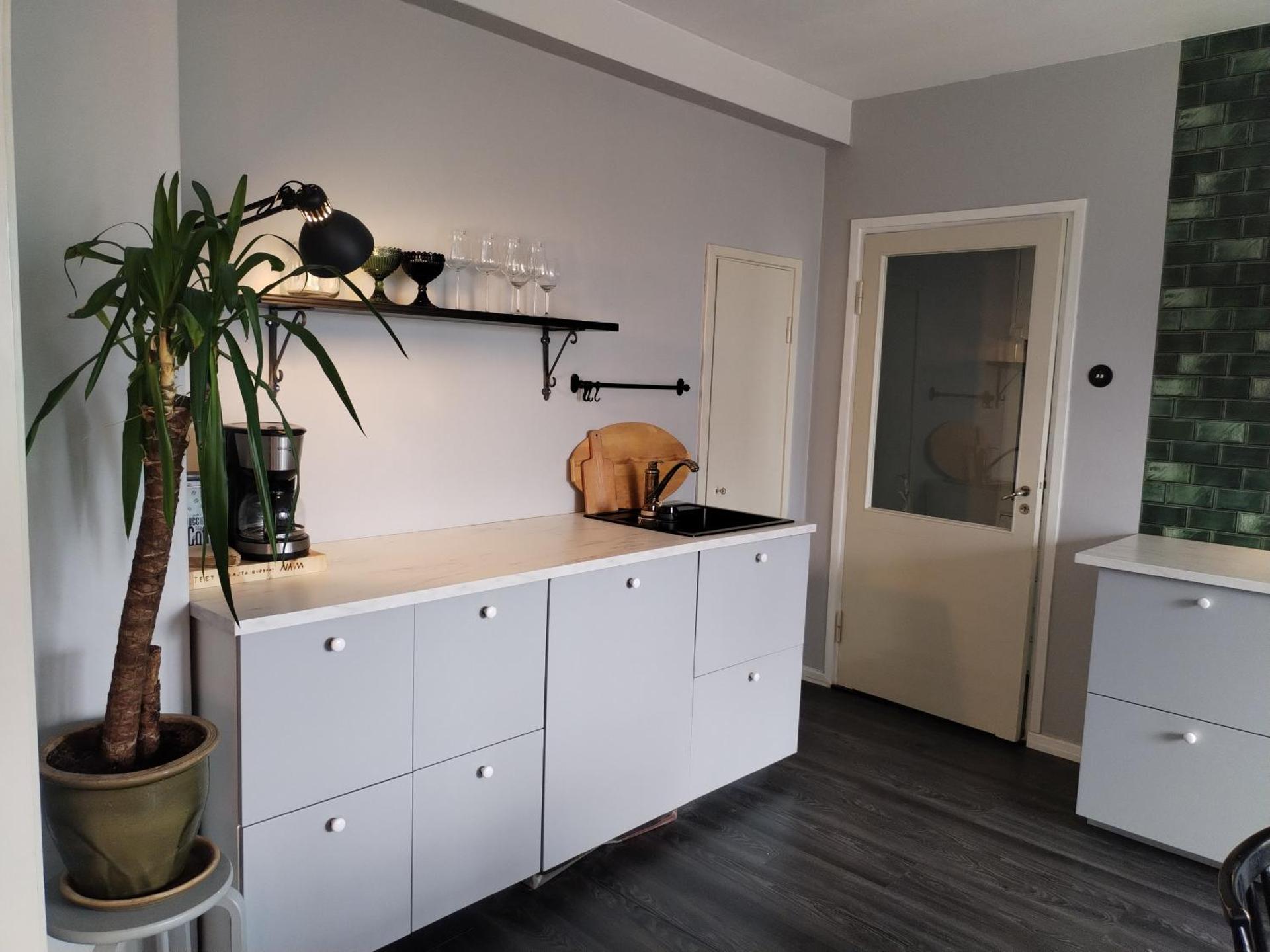 Iso huoneisto koskien ja palveluiden äärellä