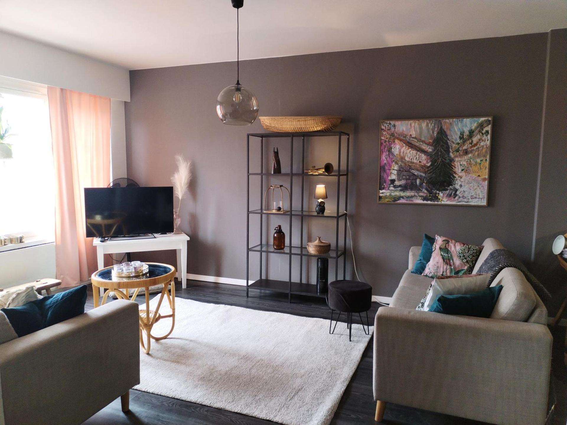 Iso huoneisto koskien ja palveluiden äärellä