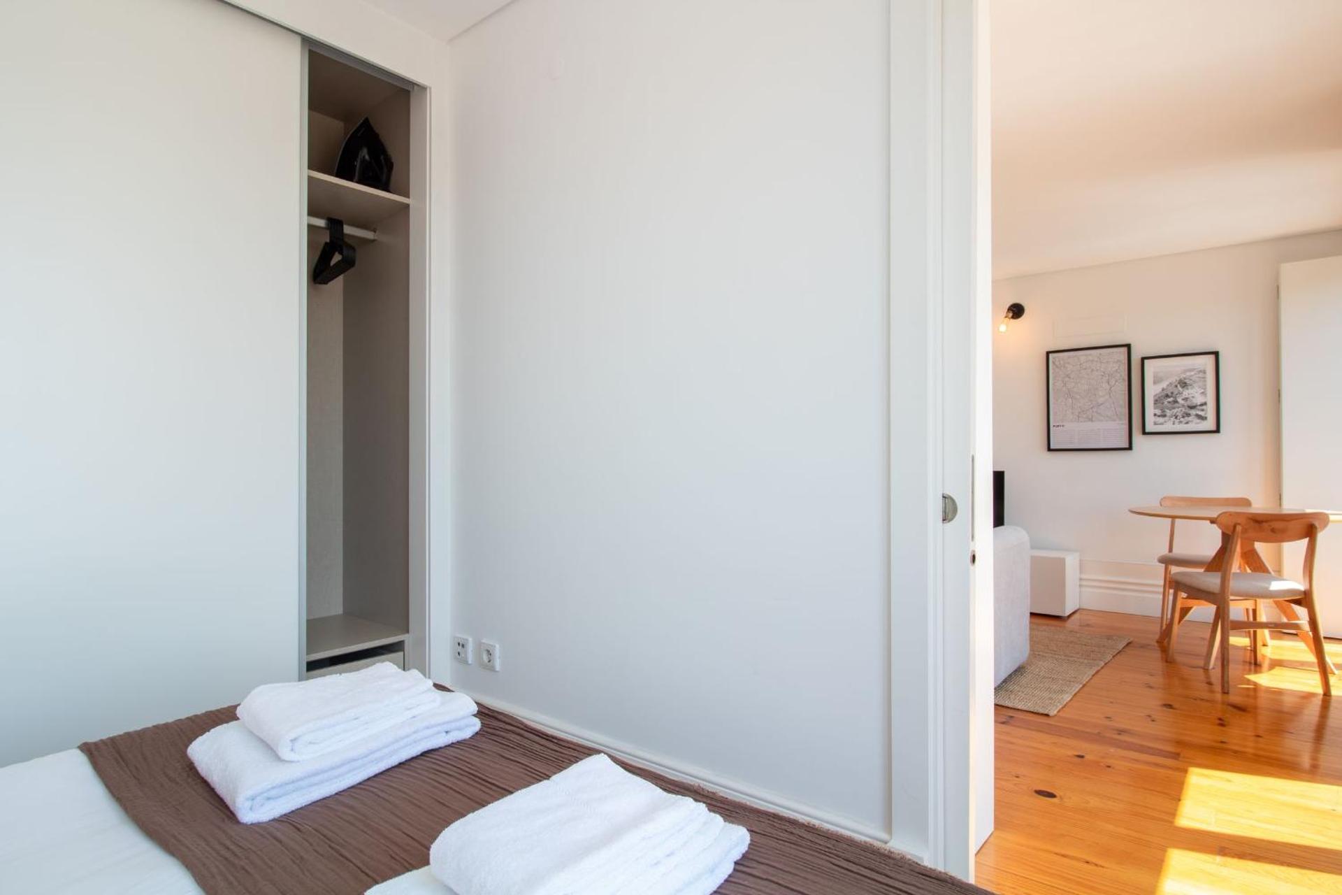 Stylish & Sunny 2BR near Heroísmo by LovelyStay