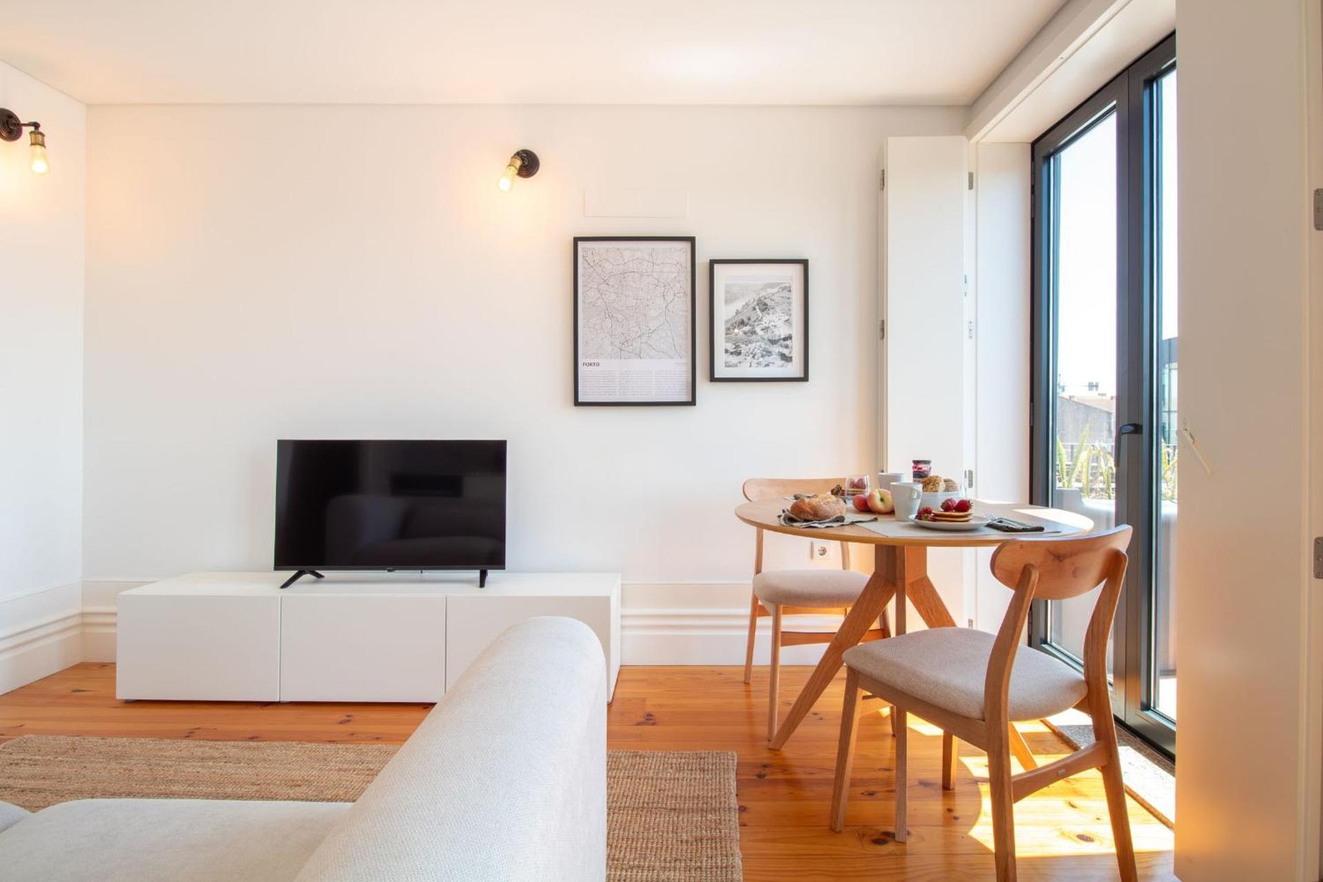 Stylish & Sunny 2BR near Heroísmo by LovelyStay