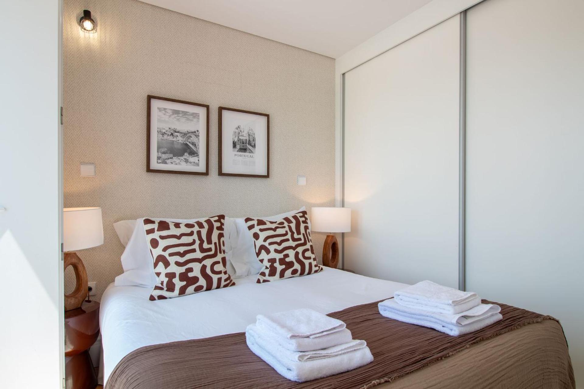 Stylish & Sunny 2BR near Heroísmo by LovelyStay