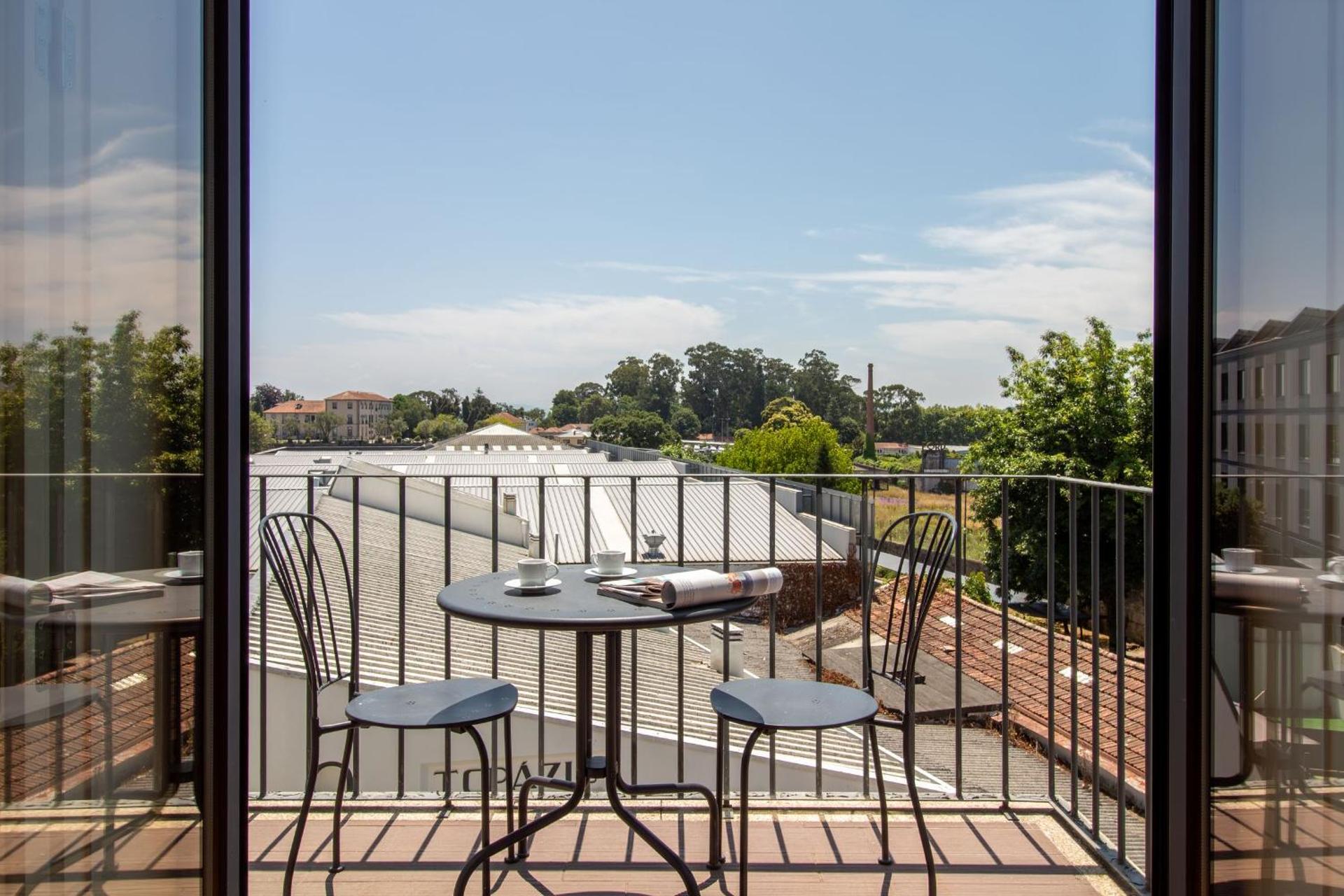 Stylish & Sunny 2BR near Heroísmo by LovelyStay