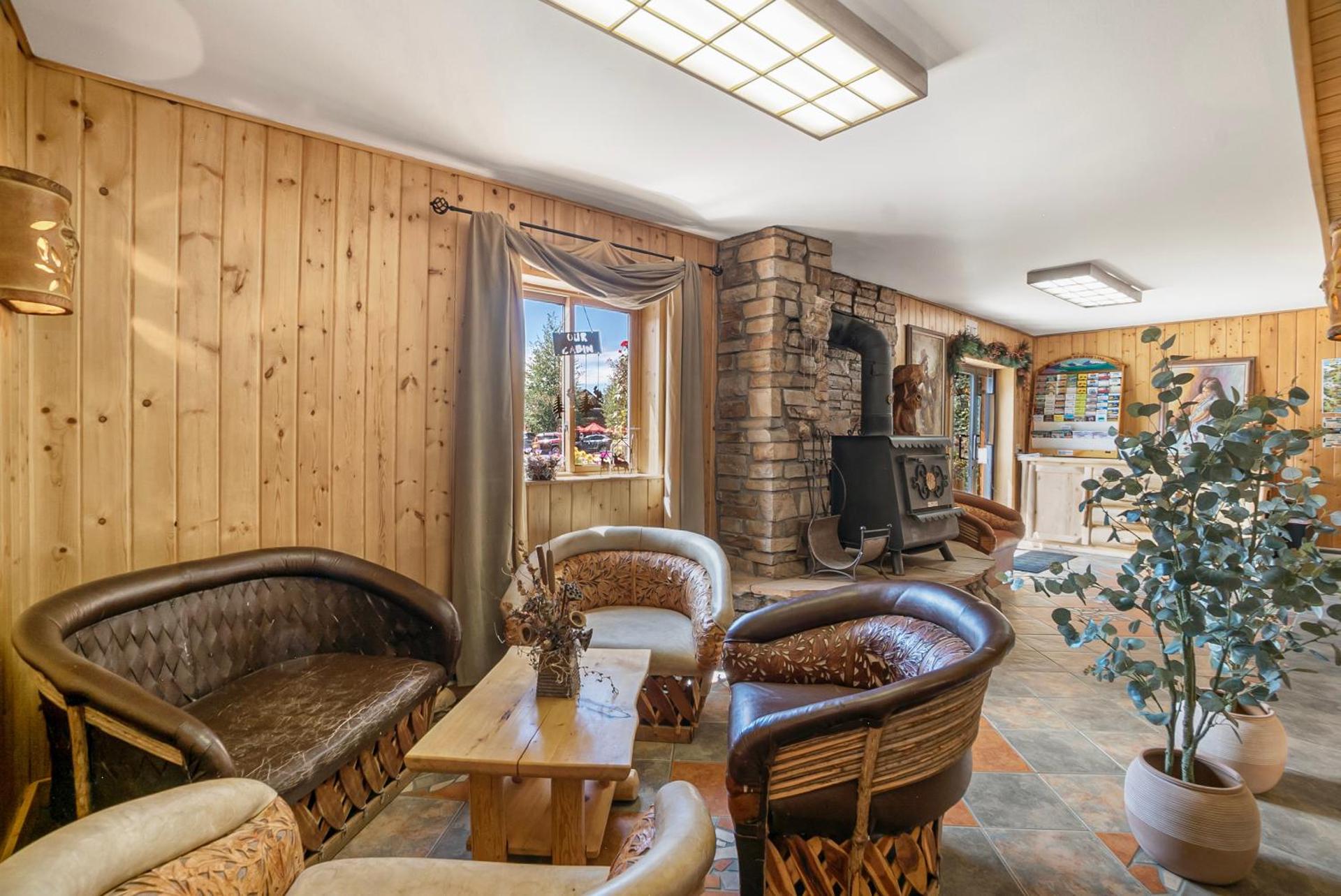 Communal lounge/ TV room