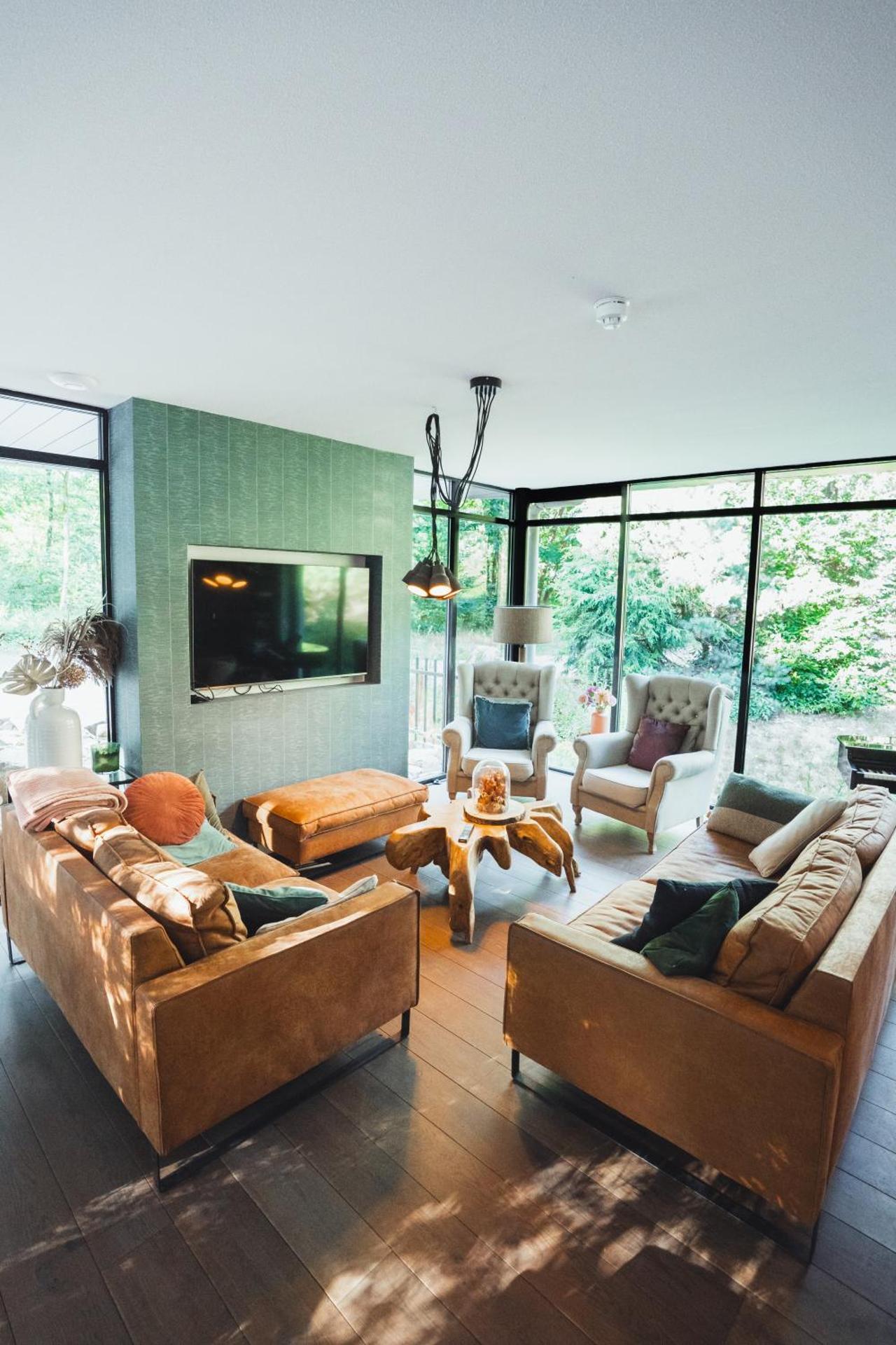 Communal lounge/ TV room