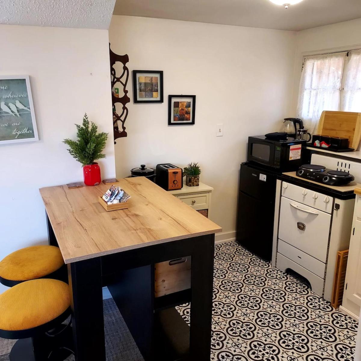 The Nest Cottage with Hot Tub in Downtown Manitou Springs