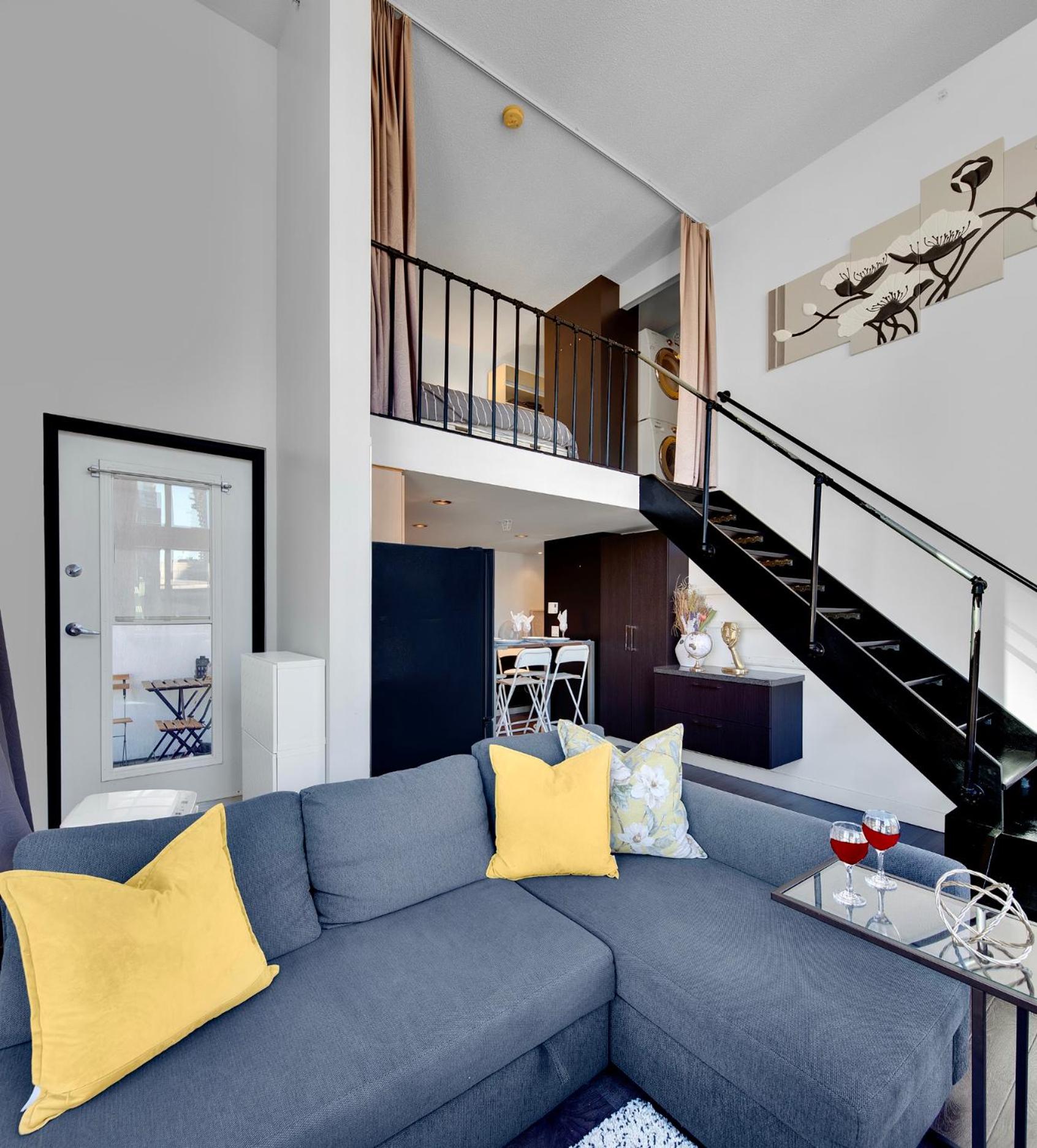 Trendy Downtown Loft Apartment - King Bed!