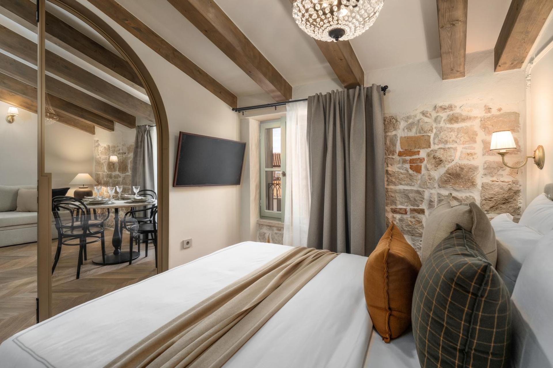 Silent Stone Apartment