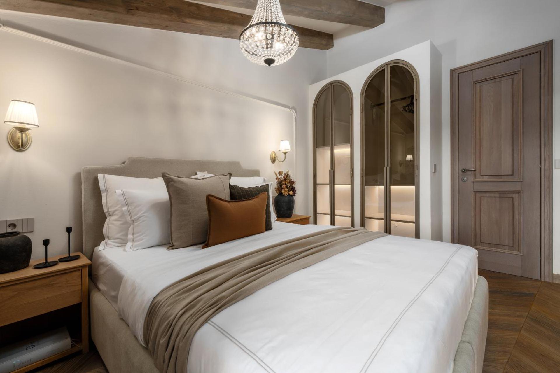 Silent Stone Apartment