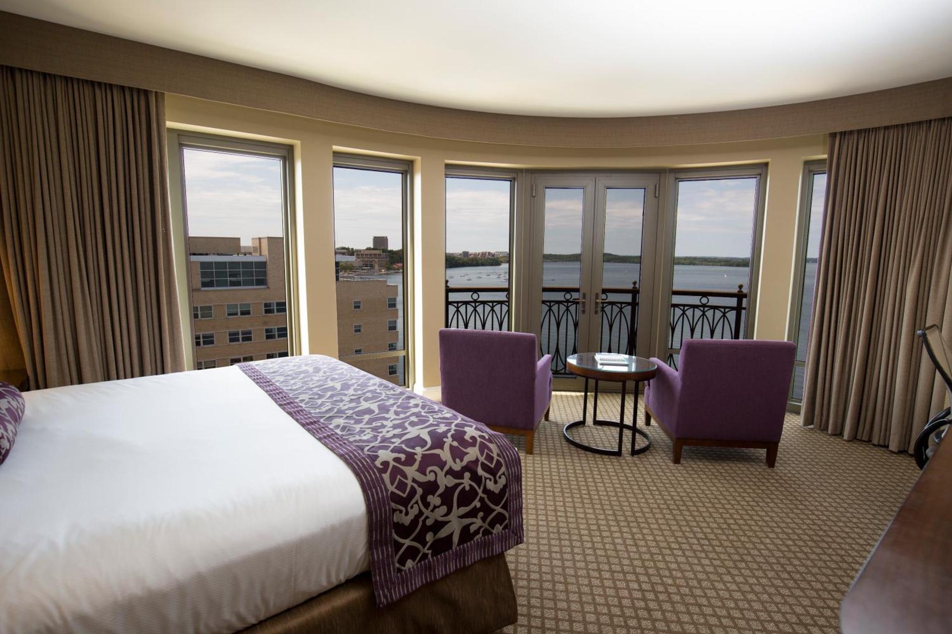 Premium Lakefront King