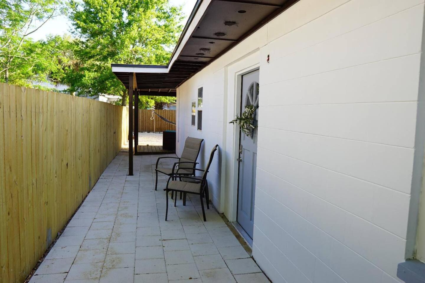 Mi Casa Es Tu Casa, Airport Suites