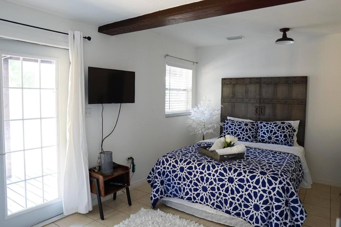 Mi Casa Es Tu Casa, Airport Suites