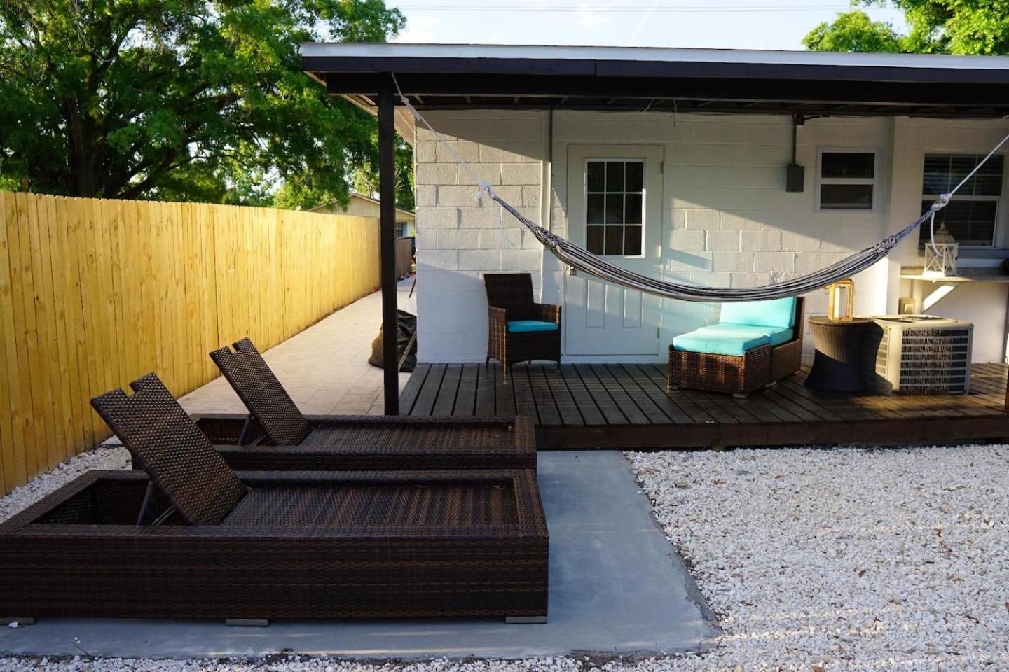 Mi Casa Es Tu Casa, Airport Suites