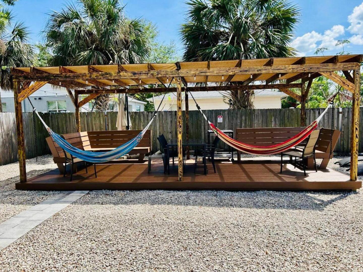 Mi Casa Es Tu Casa, Airport Suites