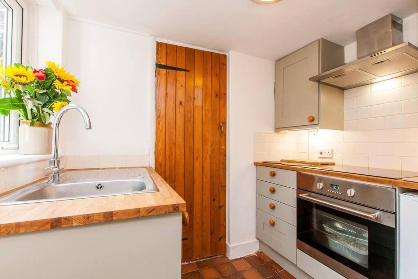 Alma Cottage - Cosy Romantic Retreat - Log Burner