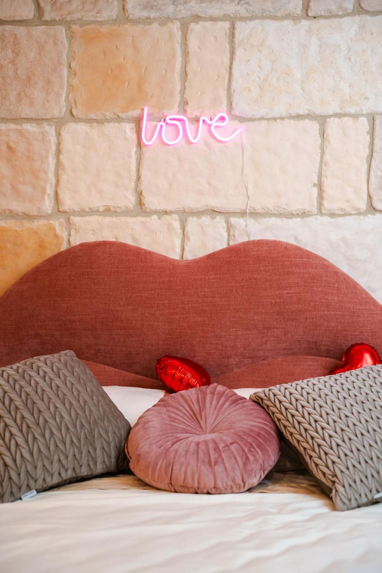 Roses Suite & Apartments