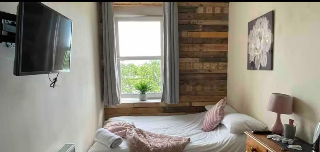 106 Brynmill - Room 6 - Sea views