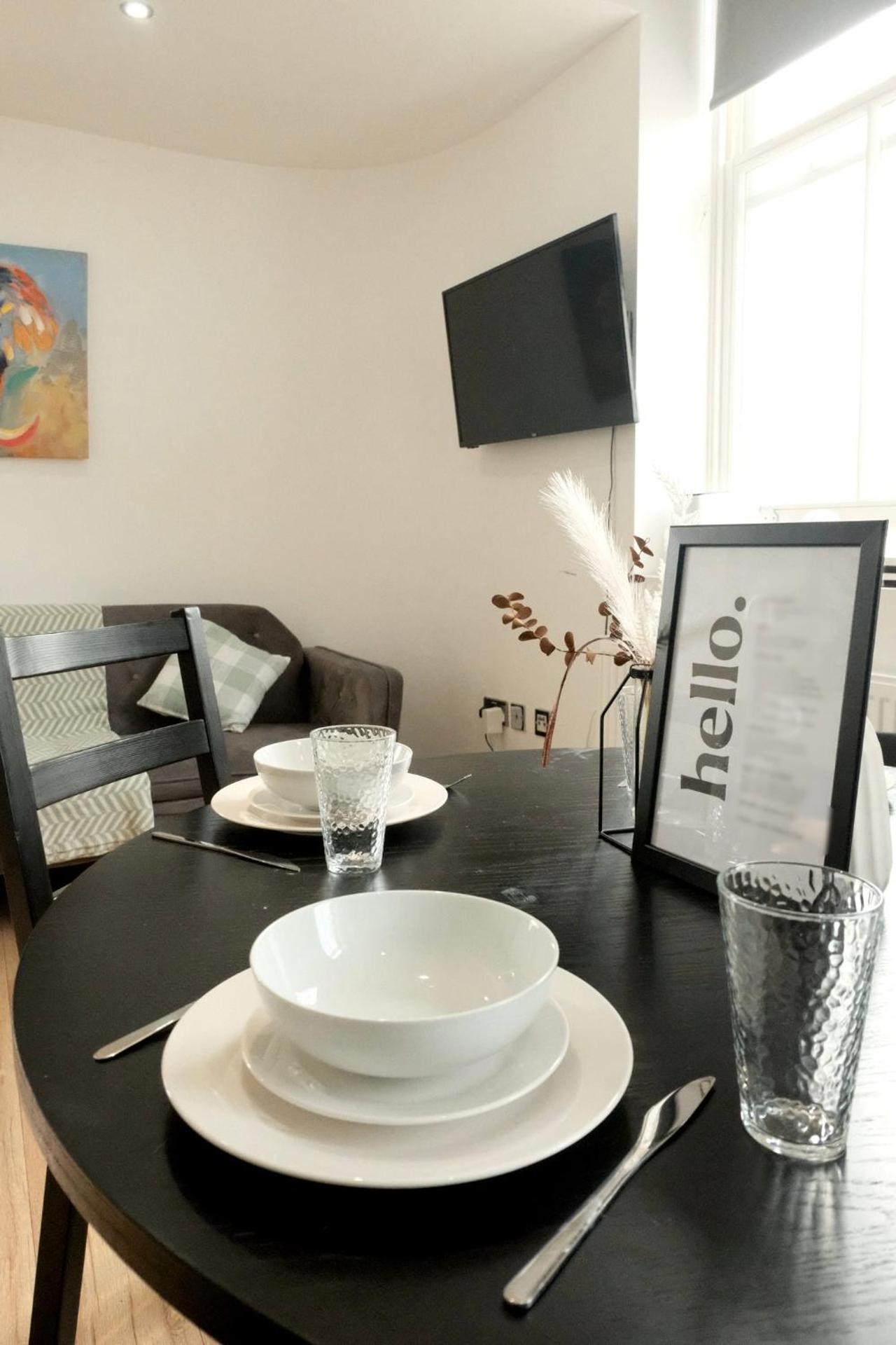 Amanah Properties - Stylish Retreat for Friends & Families Zone 1 Sleeps 5