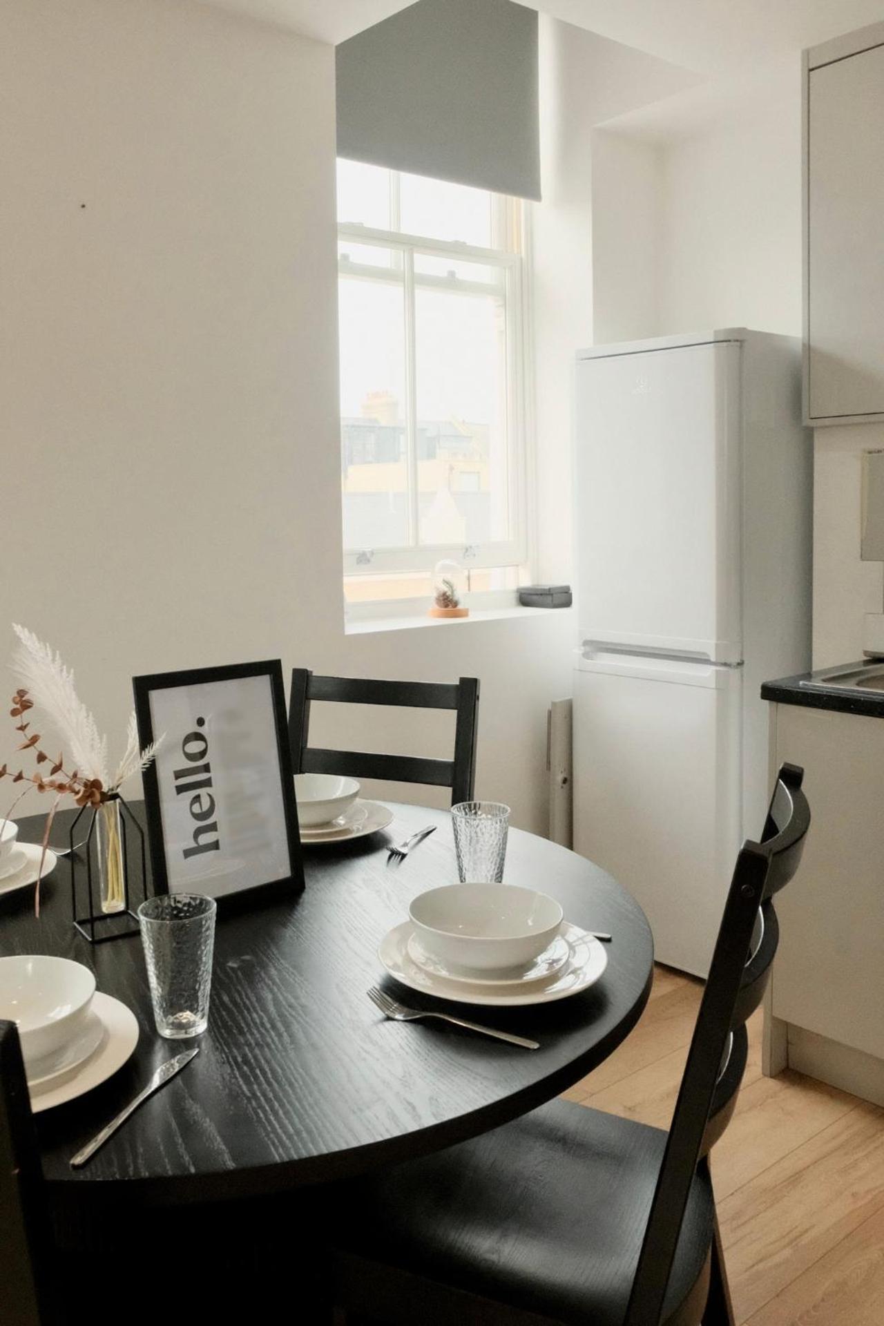 Amanah Properties - Stylish Retreat for Friends & Families Zone 1 Sleeps 5