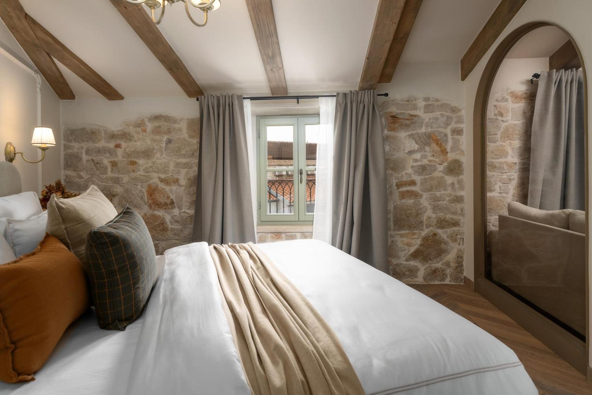 Silent Stone Apartment