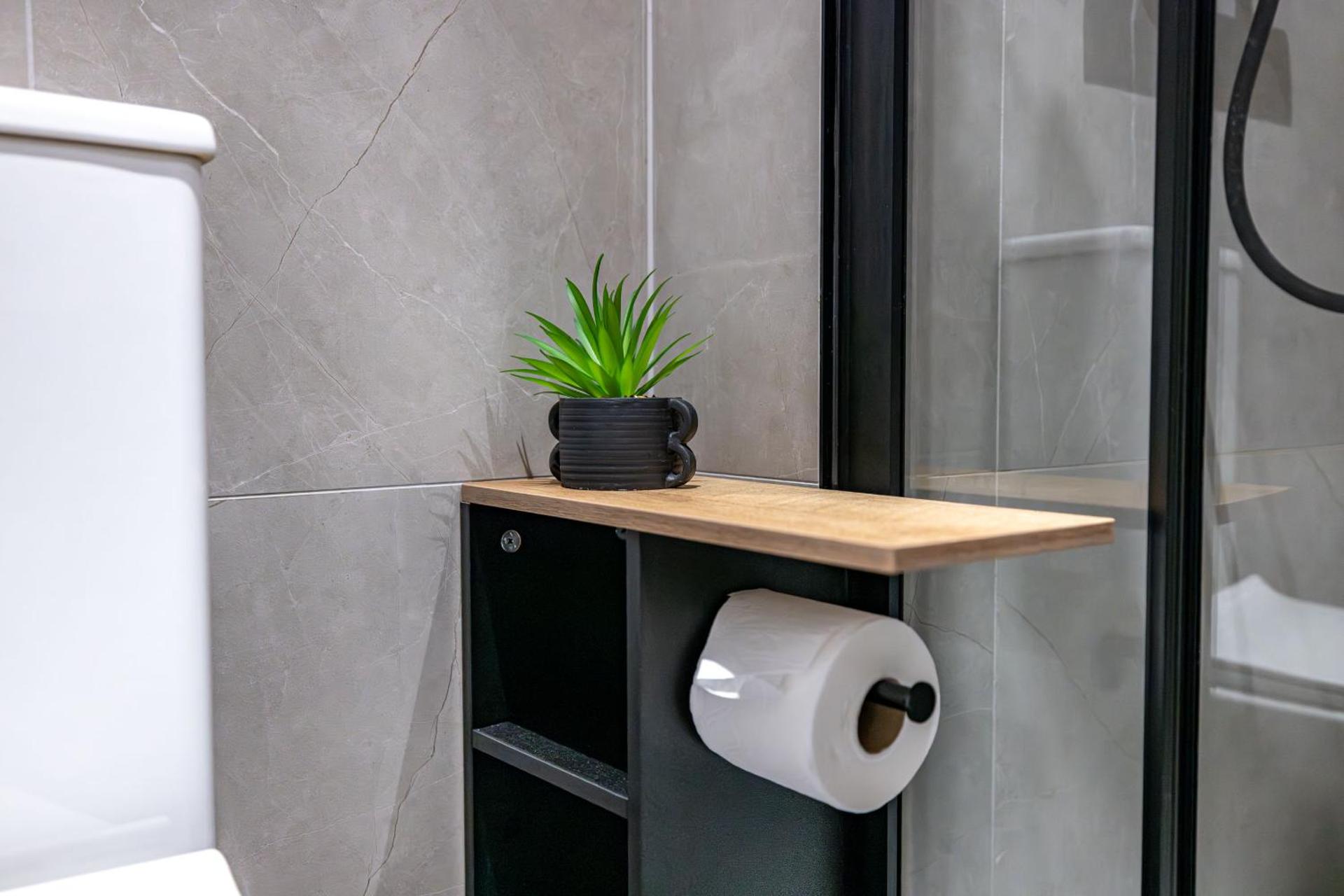 Modern 2-Bed Apartment - Near Train and Town - Parking Available