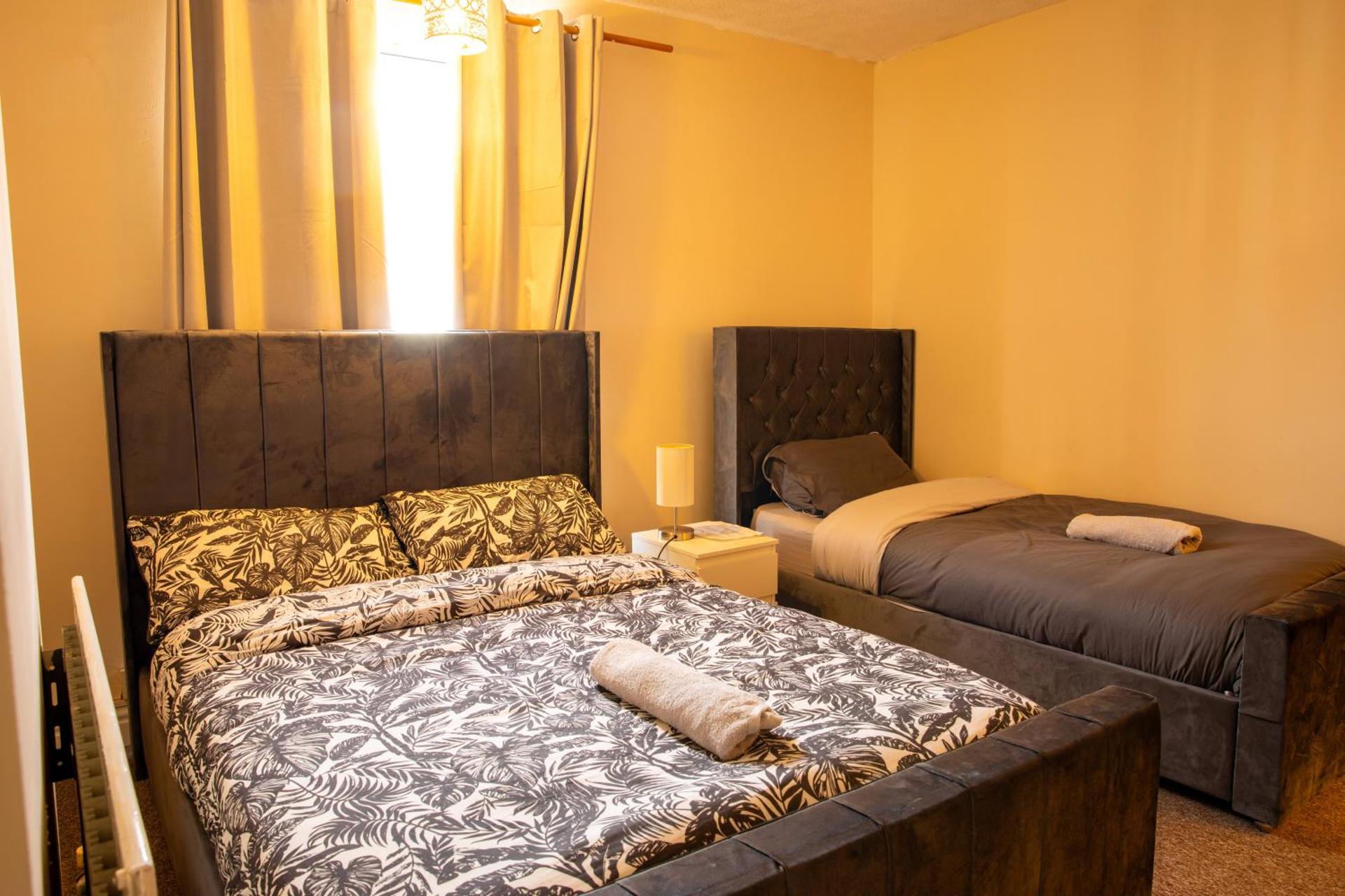 Mansfield House - Sleeps 10, Free Parking, WiFi - Weekly & Monthly Stay Deals!