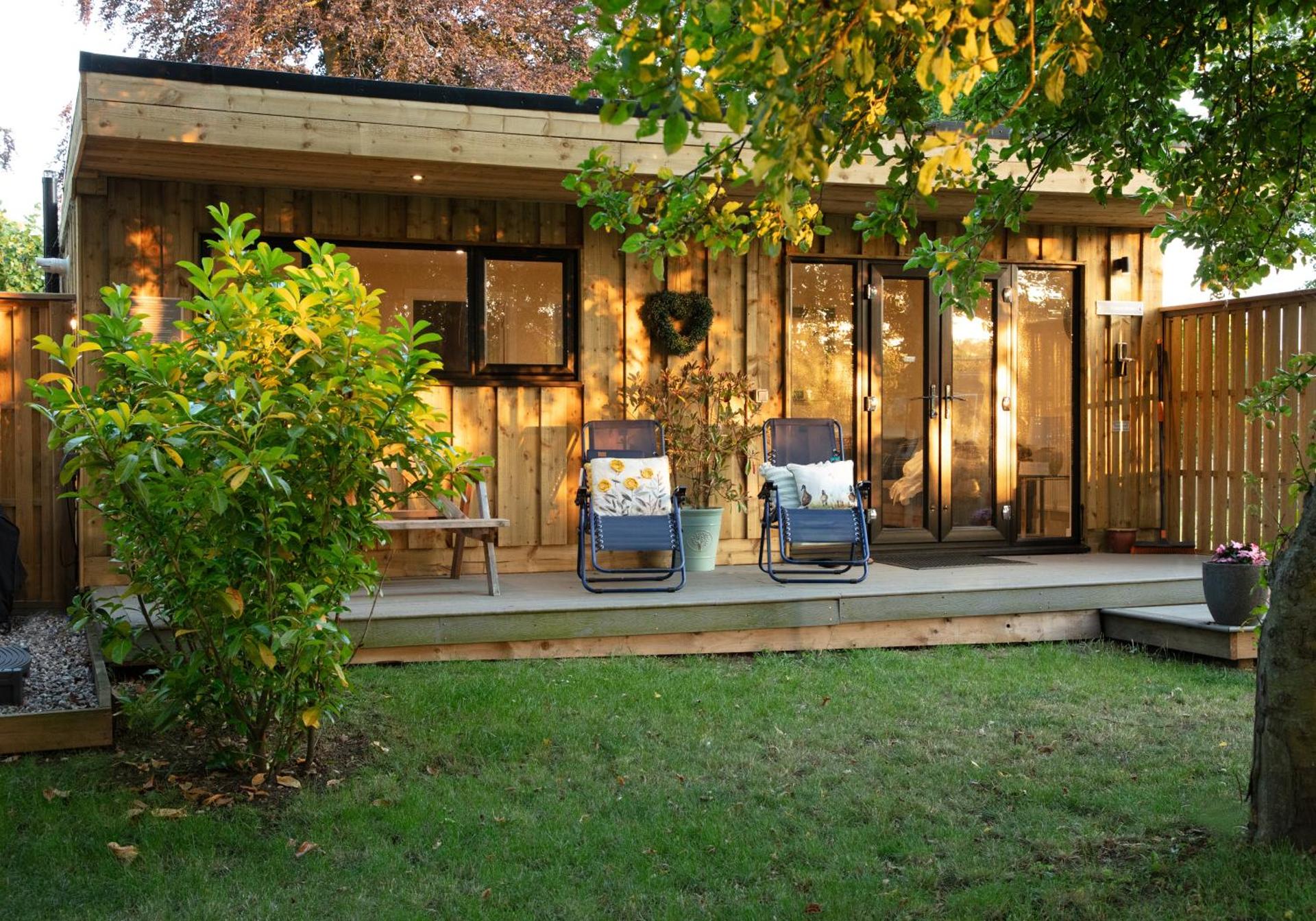 Luxury Chestnut Lodge with Hot Tub and Games Room