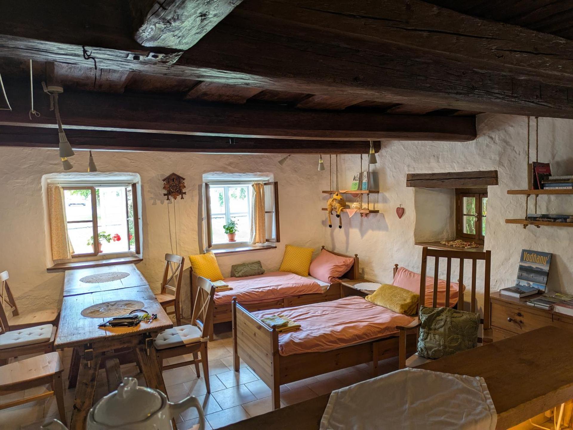 Chaloupka u Mostu sv Jana v centru Vodňan