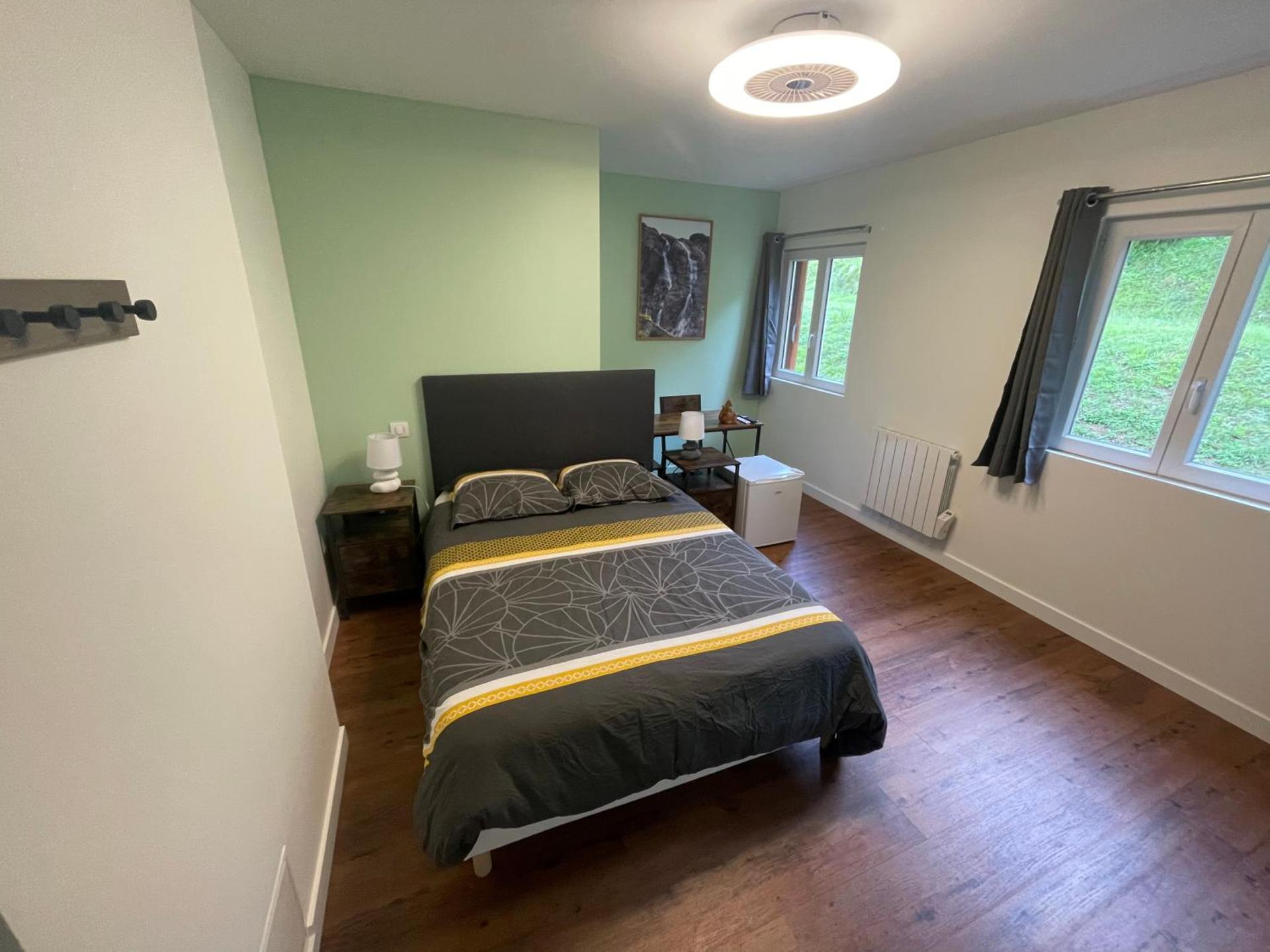 Chambre L Écureuil Calme literie hôtelière et accès jacuzzi