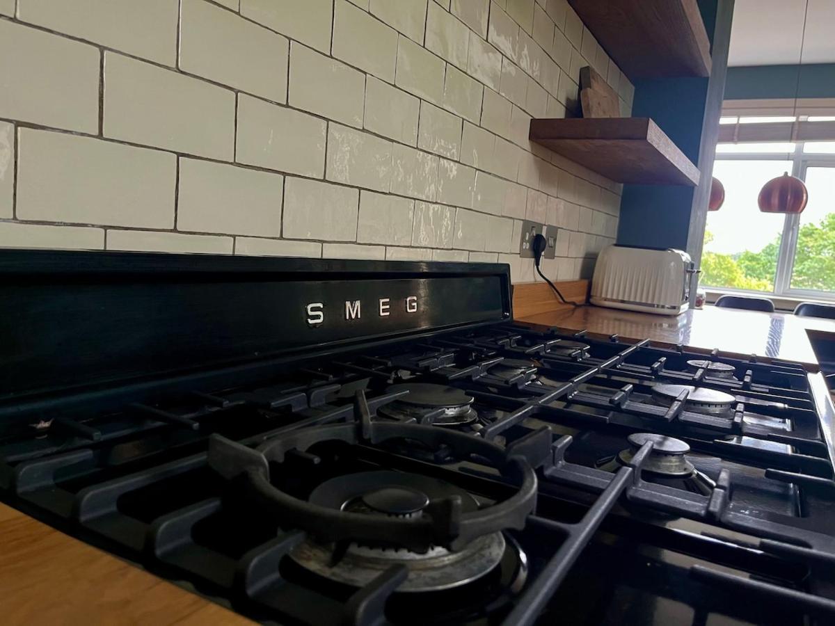 Luxury 4-Bedroom 2 Bathroom Private Vila