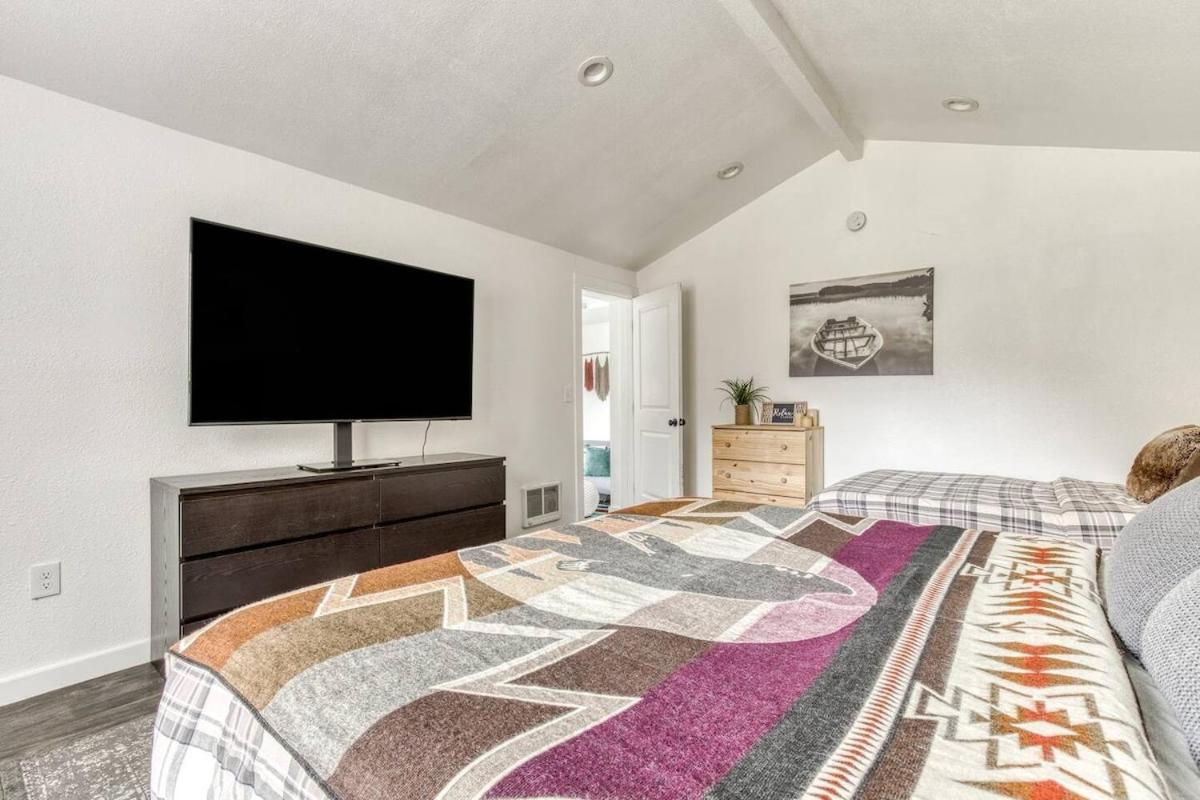 Riverbend Retreat 3 - Riverfront, Hot Tub, BBQ Pet Friendly