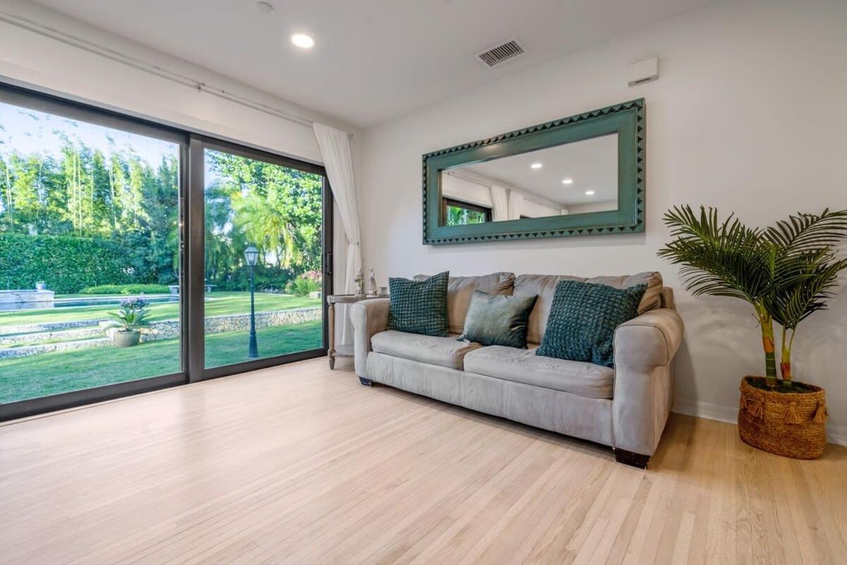 The Garden House Hot Tub Pool and Lush Garden Oasis