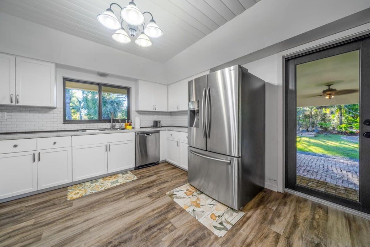 The Garden House Hot Tub Pool and Lush Garden Oasis