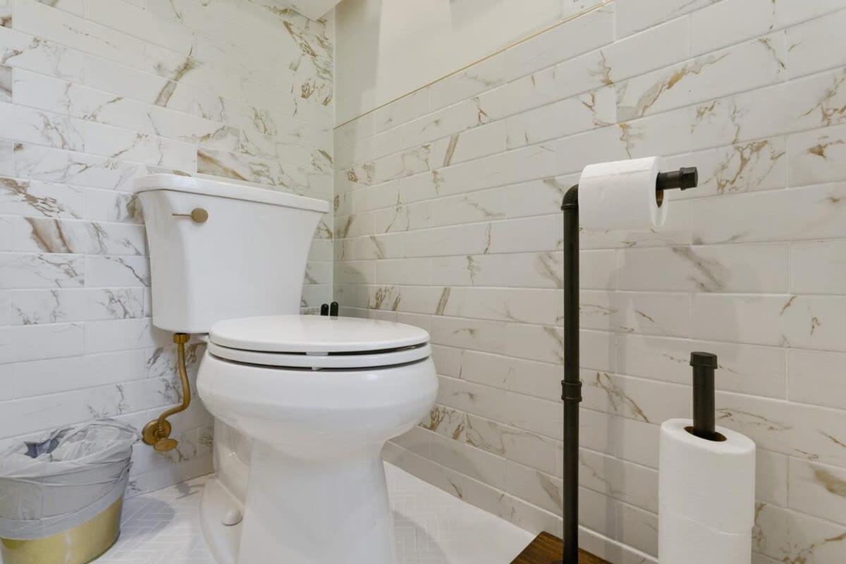 The Garden House Hot Tub Pool and Lush Garden Oasis