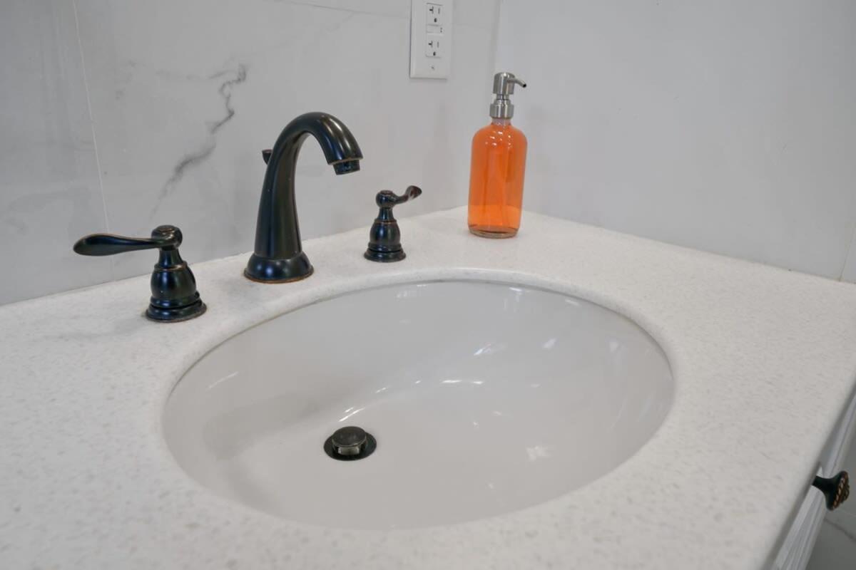 The Garden House Hot Tub Pool and Lush Garden Oasis