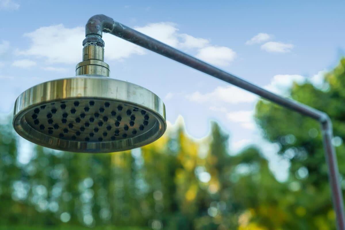 The Garden House Hot Tub Pool and Lush Garden Oasis