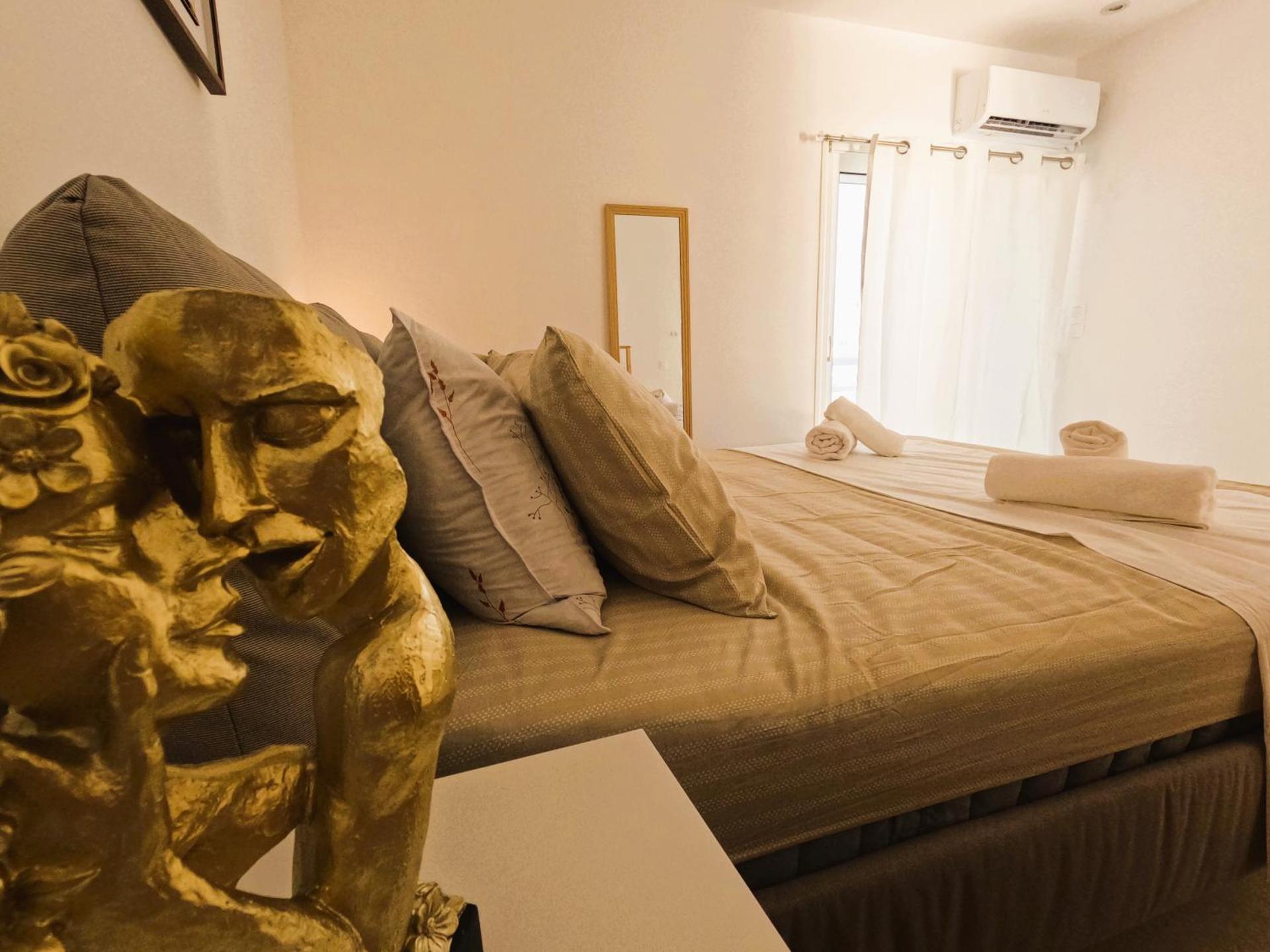 Stylish Rooftop Retreat with Hot Tub with Loutraki Beach