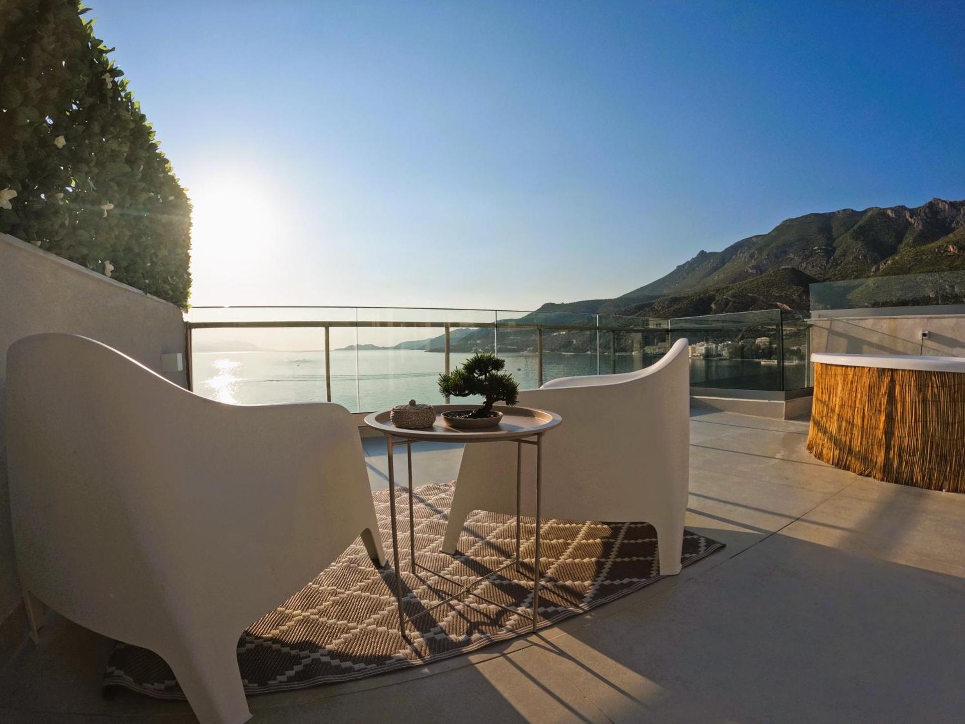 Stylish Rooftop Retreat with Hot Tub with Loutraki Beach