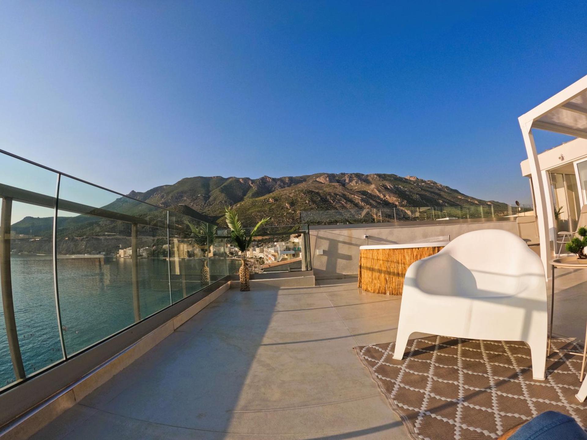 Stylish Rooftop Retreat with Hot Tub with Loutraki Beach