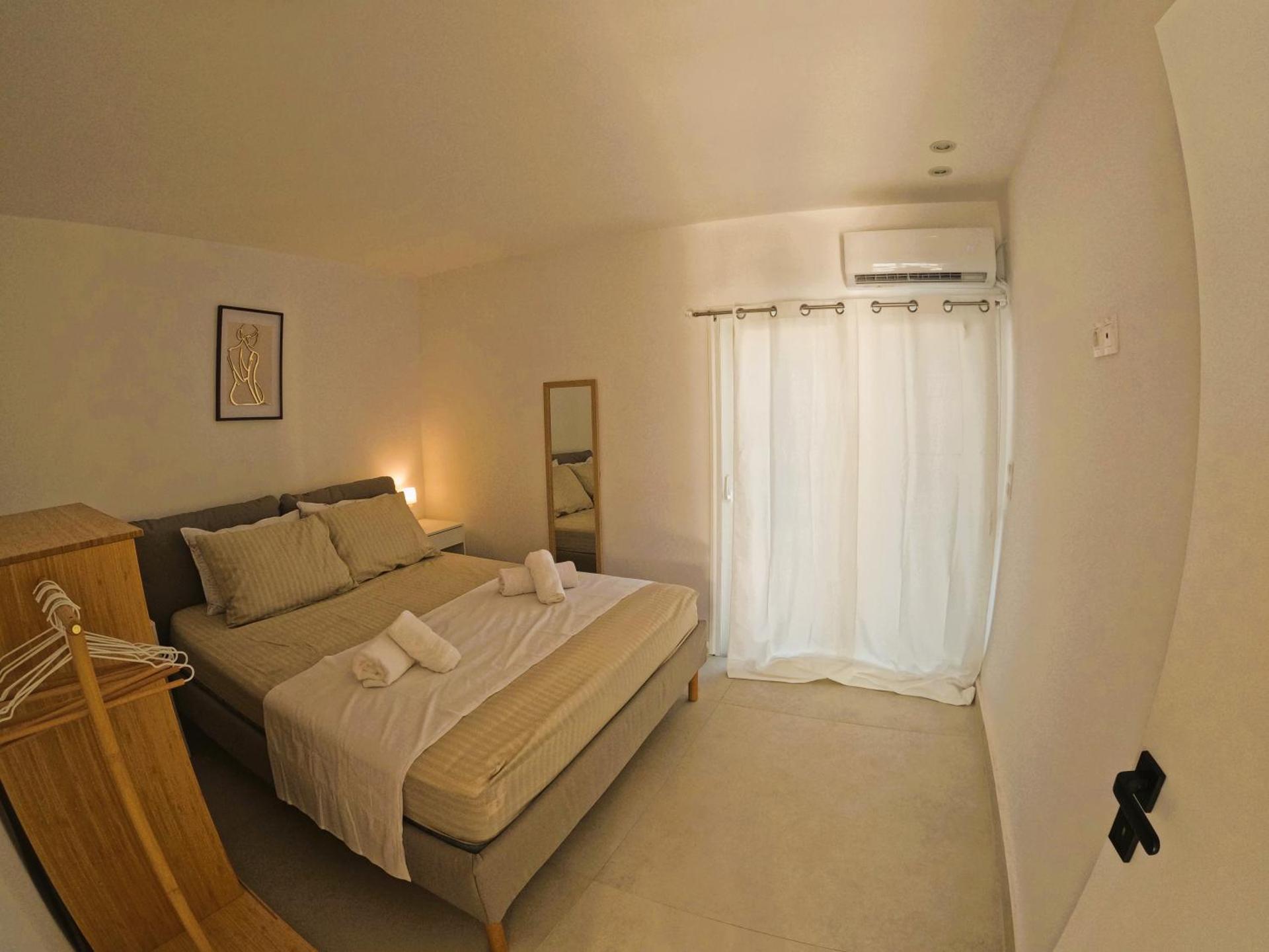 Stylish Rooftop Retreat with Hot Tub with Loutraki Beach