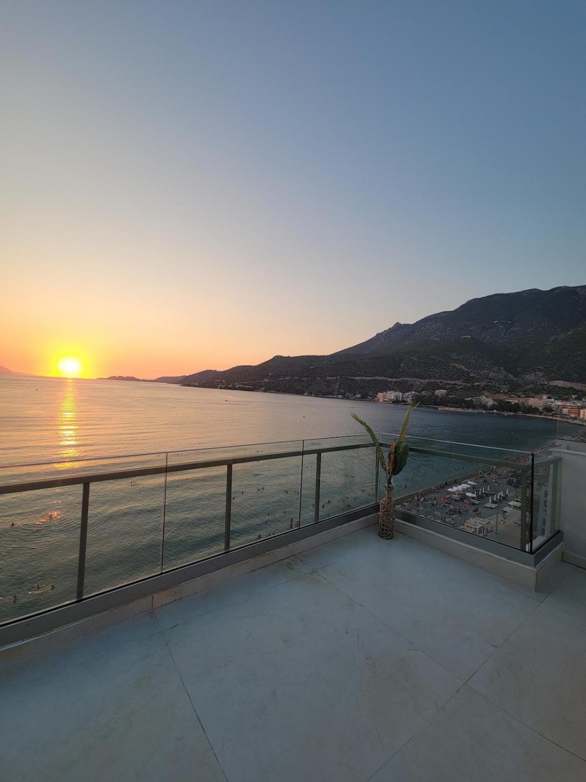 Stylish Rooftop Retreat with Hot Tub with Loutraki Beach