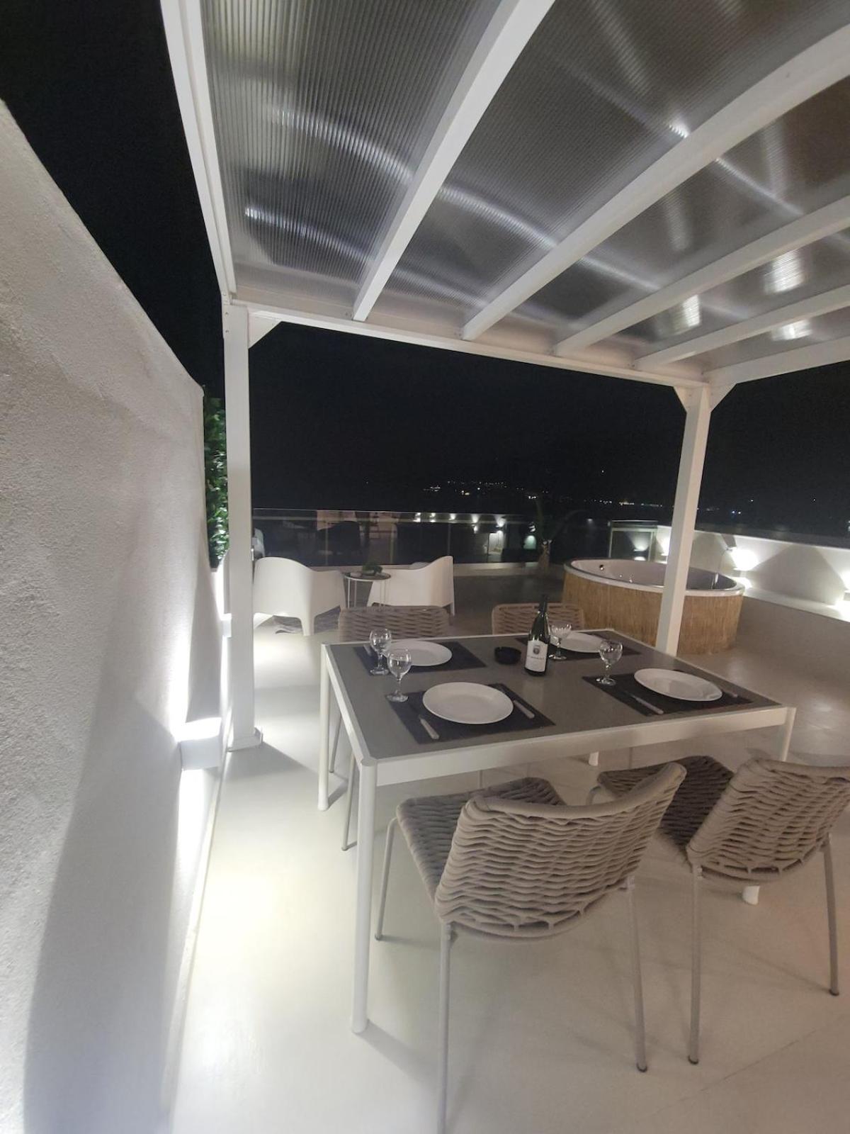 Stylish Rooftop Retreat with Hot Tub with Loutraki Beach