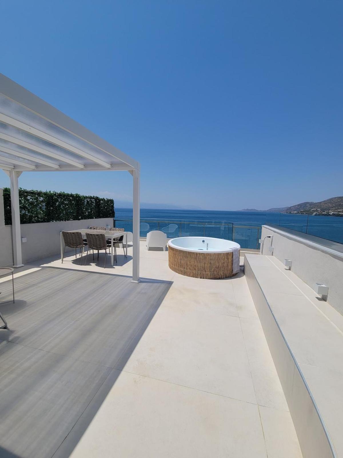 Stylish Rooftop Retreat with Hot Tub with Loutraki Beach