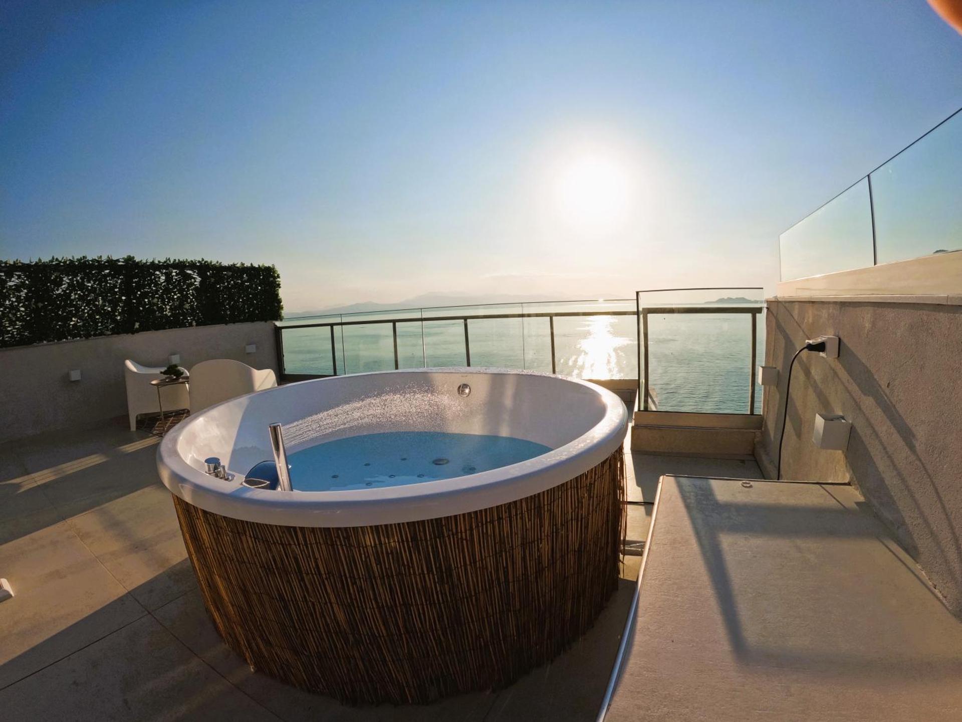 Stylish Rooftop Retreat with Hot Tub with Loutraki Beach