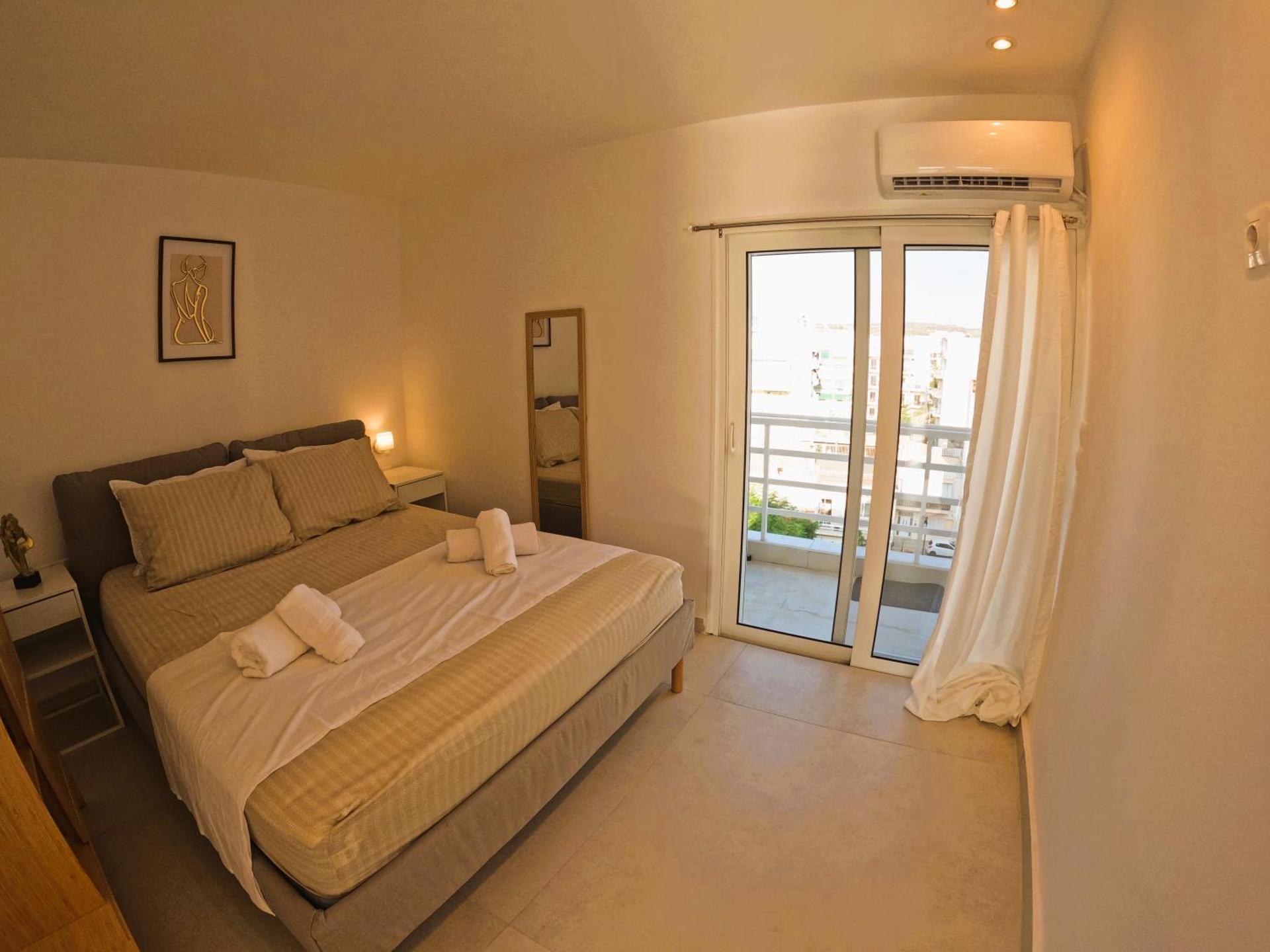 Stylish Rooftop Retreat with Hot Tub with Loutraki Beach