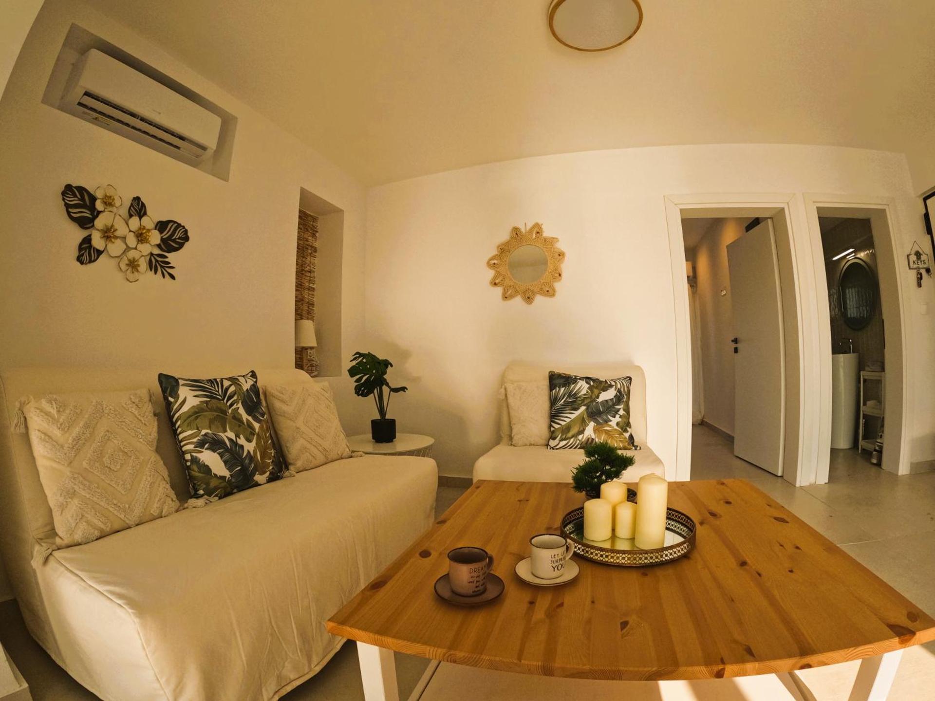 Stylish Rooftop Retreat with Hot Tub with Loutraki Beach